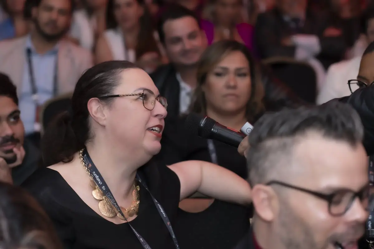 Participante faz uma pergunta ao microfone durante o evento