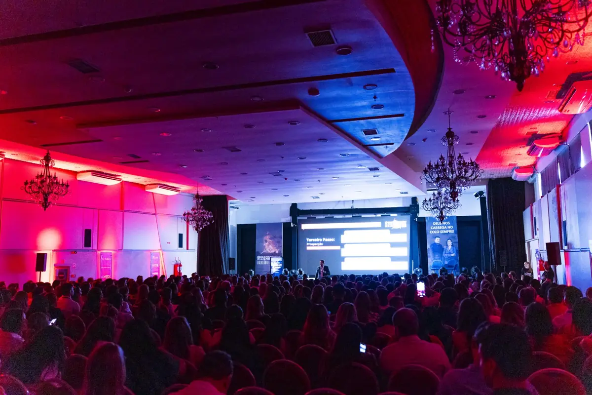 Salão lotado durante uma palestra do Círculo Previdenciário de Alta Performance 2025