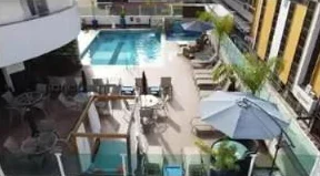Área da piscina do Hotel Sibara