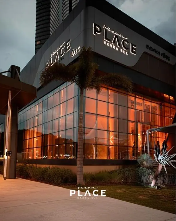 Fachada do Ocean Place iluminada à noite